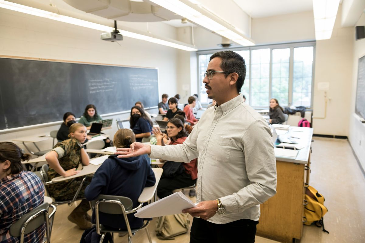 巴勃罗·塞拉, 副教授, Department of History and 2022 recipient of the Goergen Award for Excellence in Undergraduate Teaching leads the class ”Colonial Latin America” in Bausch & 随着大厅.