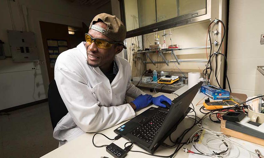 澳门威尼斯人网上赌场er a laptop in lab at University of Rochester